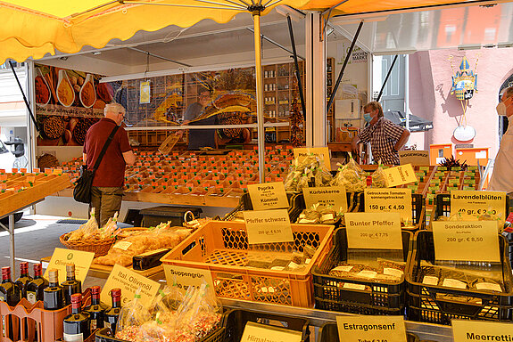 Verkaufsstand mit Gewürzen am Wochenmarkt Freising. (Foto: Stadt Freising)