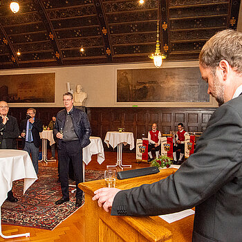 Mit herzlichen Worten gratulierte OB Tobias Eschenbacher dem Jubilar. (Foto: Stadt Freising)