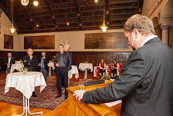 Mit herzlichen Worten gratulierte OB Tobias Eschenbacher dem Jubilar. (Foto: Stadt Freising)