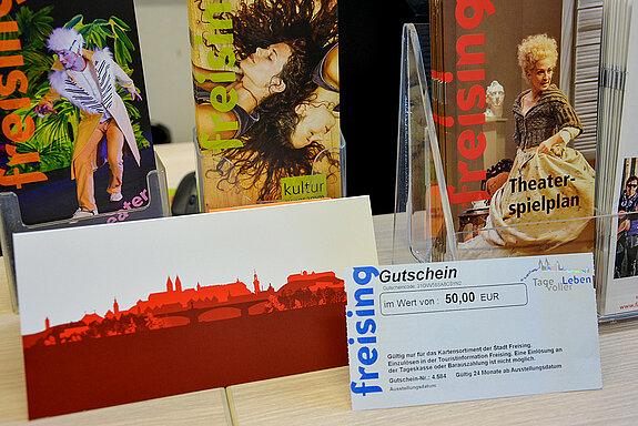 Immer ein passendes Geschenk, das Freude bereitet: Gutschein für eine Veranstaltung aus dem großen Kartensortiment der Stadt. (Foto: Stadt Freising) 
