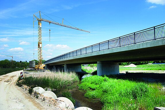 Westtangente Freising: Brücke im südlichen Straßenverlauf durchs Freisinger Moos.