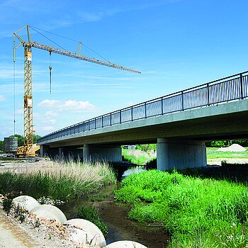 Westtangente Freising: Brücke im südlichen Straßenverlauf durchs Freisinger Moos.