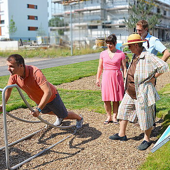 Bewegungsparcours Steinpark Liegestütze