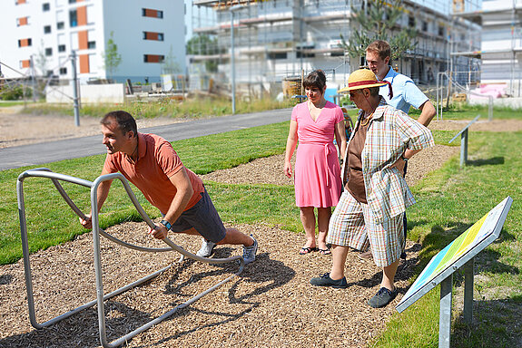 Bewegungsparcours Steinpark Liegestütze