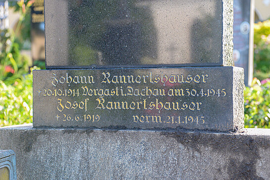 Die provokative und historisch nicht korrekte Inschrift zum Ableben von Johann Rannertshauser beinhaltet noch einen weiteren Fehler: Das Geburtstdatum 20.10.1940 ist falsch, Johann kam am 19.10.1913 zur Welt. (Foto: Stadt Freising)