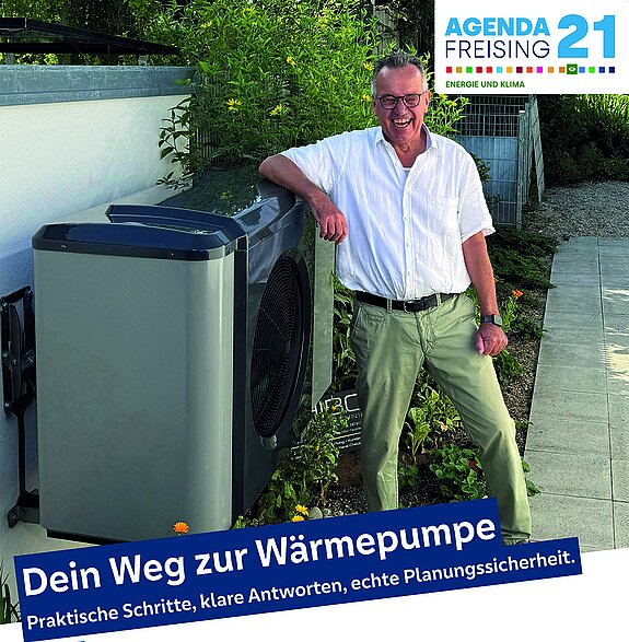 Plakat "Dein Weg zur Wärmepumpe" Ein Mann im weißen Hemd lehnt sich lachend an eine Wärmepumpe in einem Garten. Agenda21-Logo und Veranstaltungstitel