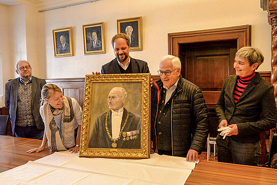 Bei der Vorstellung des Gemäldes von Stephan Bierner, früherer Freisinger Oberbürgermeister (v. l.): Geschichtsreferent Guido Hoyer, Künstlerin Sallie Mc Ilerhan-Wunner, OB Tobias Eschenbacher, Alt-OB Dieter Thalhammer und Ulrike Götz, Leiterin des Stadtmuseums . (Foto: Stadt Freising)