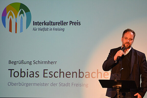 Auf dem Bild ist OB Tobias Eschenbacher zu sehen, der auch die Schirmherrschaft für den Interkulturellen Preis übernommen hatte.