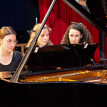 Die Geschwister Leonie (links) und Valerie Bulenda intonieren vierhändig am Klavier zwei Sätzen aus Brahms „Ungarische Tänze“.