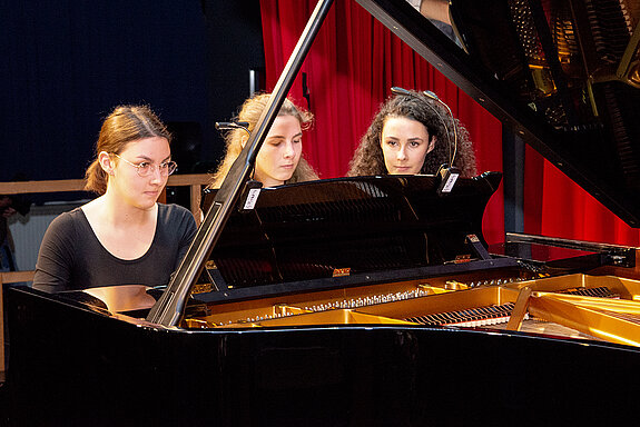 Die Geschwister Leonie (links) und Valerie Bulenda intonieren vierhändig am Klavier zwei Sätzen aus Brahms „Ungarische Tänze“.