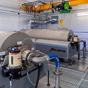 Zentrifugen Schlammentwässerung, Kläranlage Freising (Foto: JS Deutschland) Zentrifugen Schlammentwässerung, Kläranlage Freising (Foto: JS Deutschland)