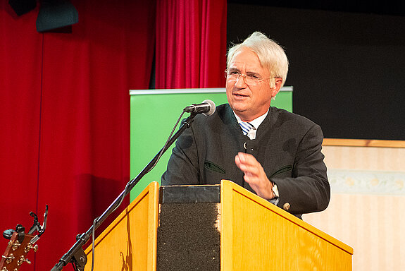 ... und tritt anschließend noch als Ex-Ministerpräsident Edmund Stoiber (im Bild) sowie Bundesinnenminister Horst Seehofer auf. (Foto: Stadt Freising)