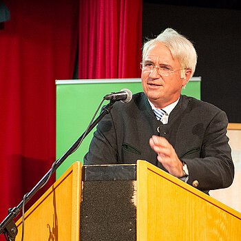 ... und tritt anschließend noch als Ex-Ministerpräsident Edmund Stoiber (im Bild) sowie Bundesinnenminister Horst Seehofer auf. (Foto: Stadt Freising)