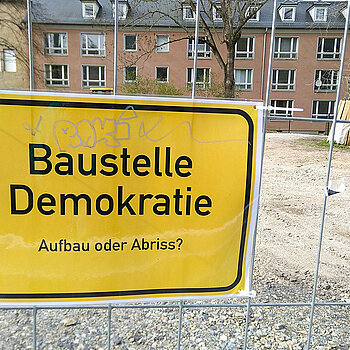 Baustellenschild Demokratie
