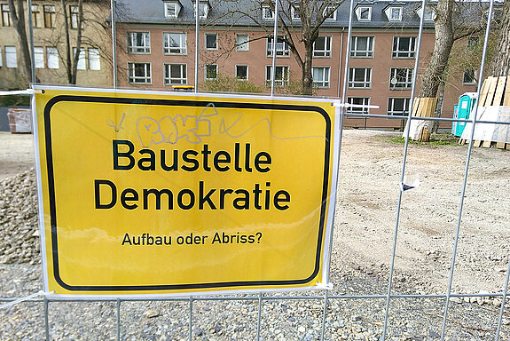 Baustellenschild Demokratie