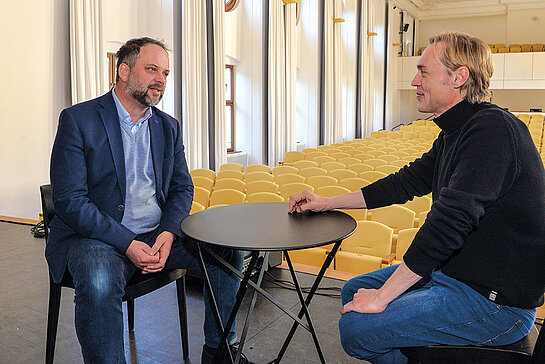 Inspirierender Austausch: OB Tobias Eschenbacher (links) und Kulturamtsleiter Markus Bader unterhalten sich auf der Bühne im Asamsaal über die neue Spielzeit. (Foto: ski)