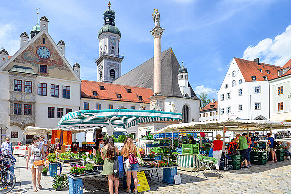 Der Freisinger Wochenmarkt erfreut sich zweimal wöchentlich mit seinem reichhaltigem und bunten Angebot großer Beliebtheit. (Foto: Stadt Freising)