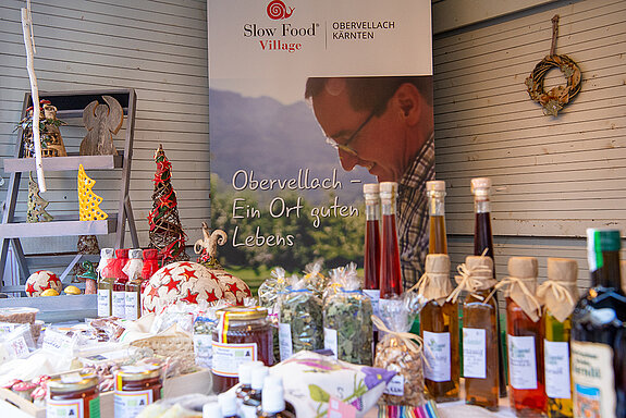 Korbiniansmarkt rund um den Roider-Jackl- Brunnen - nochmals ein bestens bestückter Stand der Gemeinde Obervellach. (Foto: Stadt Freising)