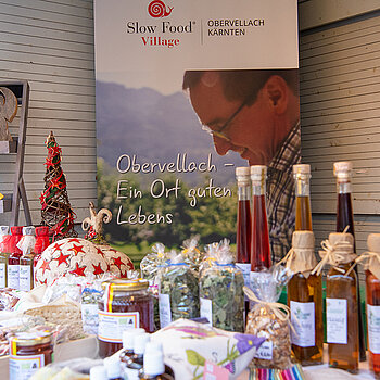 Korbiniansmarkt rund um den Roider-Jackl- Brunnen - nochmals ein bestens bestückter Stand der Gemeinde Obervellach. (Foto: Stadt Freising)