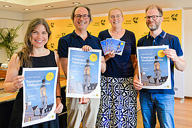von links: Oberbürgermeisterin Monika Schwind, Referatsleiter Dr. Ingo Bartha, Andrea Berger (Stadtarchiv) und Florian Notter (Leiter Stadtarchiv)