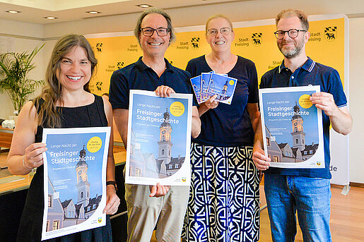 von links: Oberbürgermeisterin Monika Schwind, Referatsleiter Dr. Ingo Bartha, Andrea Berger (Stadtarchiv) und Florian Notter (Leiter Stadtarchiv)