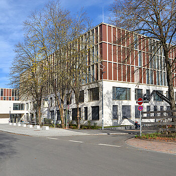 Pünktlich zu Schuljahresbeginn im September 2022 gingen die Grund- und die Mittelschule am SteinPark in Betrieb. (Foto: Stadt Freising)