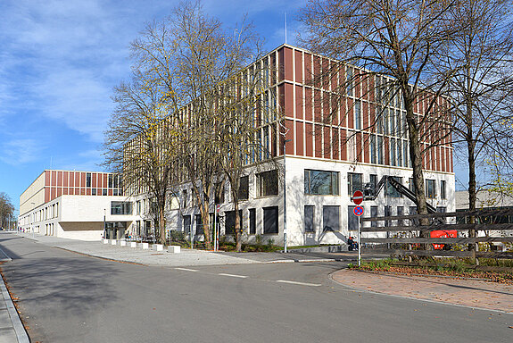 Pünktlich zu Schuljahresbeginn im September 2022 gingen die Grund- und die Mittelschule am SteinPark in Betrieb. (Foto: Stadt Freising)