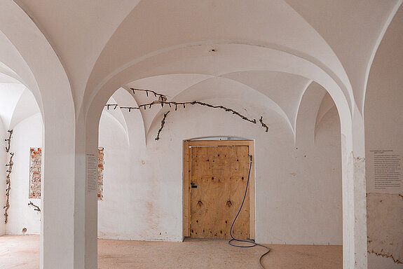 Auch in den Räumen des Stadtmuseums musste das Mauerwerk gefestigt werden: Zu sehen sind die schwarzen Kanülen, in die eine flüssige Zement-Suspension eingespritzt wurde. (Foto: Stadt Freising)