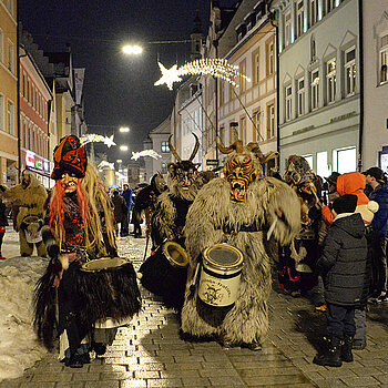 Zum Eröffnungsfest der Oberen Altstadt im Dezember 2023 gaben sich auch die Freisinger Perchten ein Stelldichein. (Foto: ski)