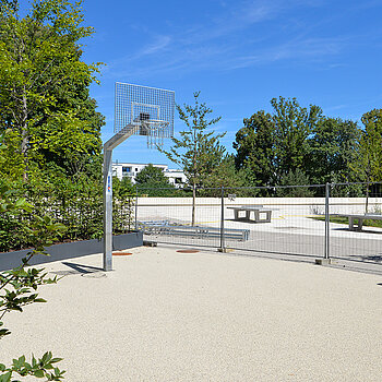 Die Mittelschüler*innen können sich in den Pausen beim Streetball verausgaben - ein klasse Ausgleich zum Sitzen während des Unterrichts. (Foto: Stadt Freising)  