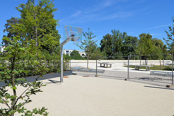 Die Mittelschüler*innen können sich in den Pausen beim Streetball verausgaben - ein klasse Ausgleich zum Sitzen während des Unterrichts. (Foto: Stadt Freising)  