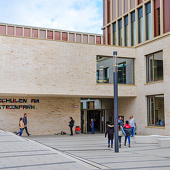 Modernste pädagogische Standards und zugleich eine Wohlfühlatmosphäre bieten die Schulen am SteinPark. (Foto: Stadt Freising)