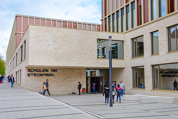 Modernste pädagogische Standards und zugleich eine Wohlfühlatmosphäre bieten die Schulen am SteinPark. (Foto: Stadt Freising)