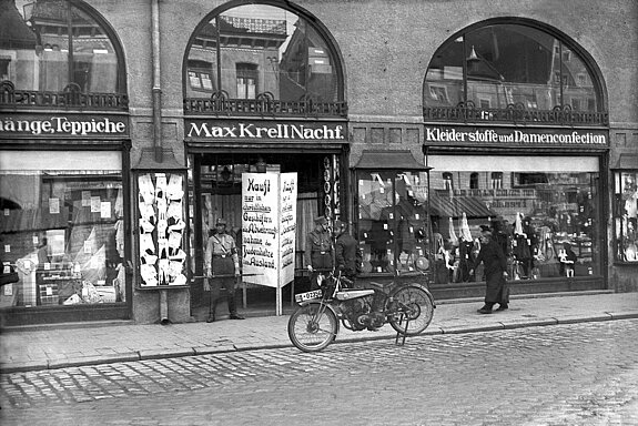 Am 1. April 1933 marschierten bewaffnete SA-Männer vor den Läden der Familien Lewin, Holzer und Neuburger auf und besetzten die Eingänge. Mannshohe Schilder mit der Aufschrift „Kauft nur in christlichen Geschäften“ riefen zum Boykott auf – und die Bewaffneten vor den Geschäften taten ihr Übriges, die Freisinger abzuschrecken. Doch das war nur der Anfang. (Foto: Carl Koislmaier /Fotosammlung Stadtarchiv Freising)