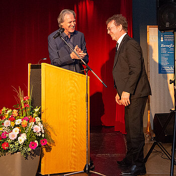 Peter Hackel (links) überreicht die goldene Ehrennadel des Verbands bayerischer Sing- und Musikschulen an Martin Keeser. 