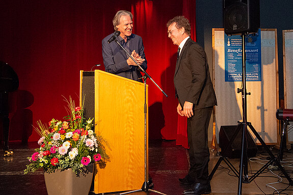 Peter Hackel (links) überreicht die goldene Ehrennadel des Verbands bayerischer Sing- und Musikschulen an Martin Keeser. 