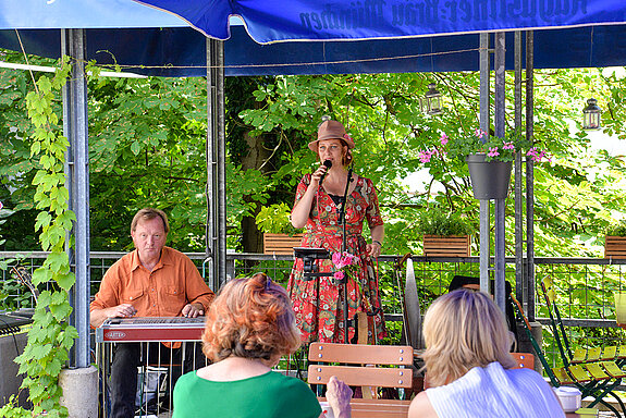 Musik mit und von Petra Lewi und Titus Waldenfels genossen die Gäste in einem Café unweit der Roseninsel am Fürstendamm. (Foto: Stadt Freising)