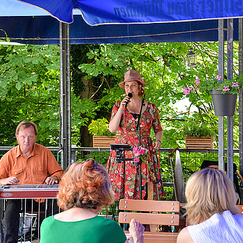 Musik mit und von Petra Lewi und Titus Waldenfels genossen die Gäste in einem Café unweit der Roseninsel am Fürstendamm. (Foto: Stadt Freising)