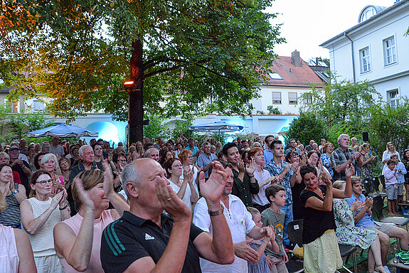 Verdienter, stürmischer Applaus des Publikums. (Foto: Stadt Freising)