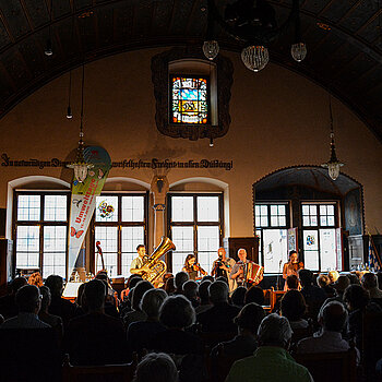 Nach der Diskussionrunde wurde es musikalisch: Hans Well und seine Wellbappn sorgten für gute Stimmung im vollen Großen Rathaussaal. (Foto: Stadt Freising)