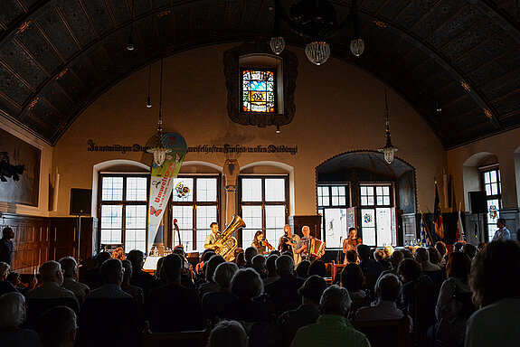 Nach der Diskussionrunde wurde es musikalisch: Hans Well und seine Wellbappn sorgten für gute Stimmung im vollen Großen Rathaussaal. (Foto: Stadt Freising)