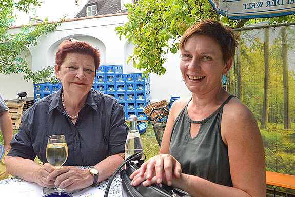 Freuen sich über den beschwingten Auftaktabend: Bürgermeisterin Eva Bönig und Kulturreferentin Susanne Günther (v.l.). Foto: Stadt Freising