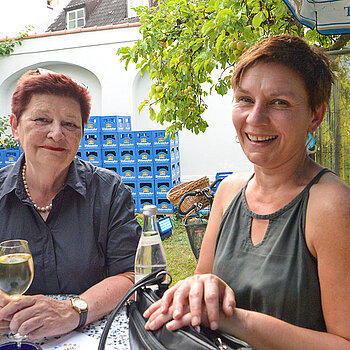 Freuen sich über den beschwingten Auftaktabend: Bürgermeisterin Eva Bönig und Kulturreferentin Susanne Günther (v.l.). Foto: Stadt Freising