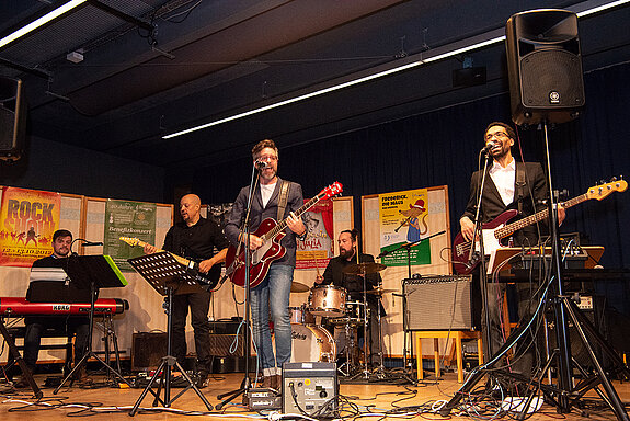 Die „Martin Keeser Tribute Band“ begeistert mit Beatles, The Traveling Wilburys und Bob Dylan. (Foto: Stadt Freising)