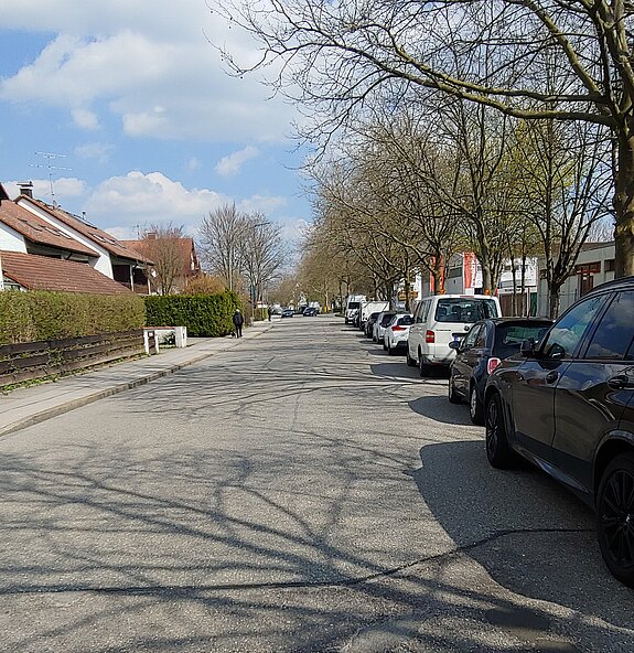 Parkende Autos in der Guten Änger