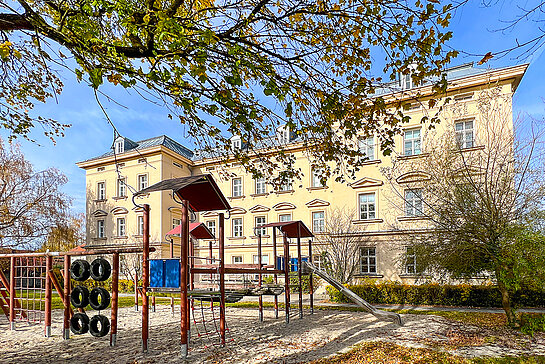 Das Stiftungsgebäude beheimatet heute die Katholische Jugendfürsorge und das Katholische Kreisbildungswerk mit Zentrum der Familie und Tageselternzentrum. (Foto: Stadt Freising)