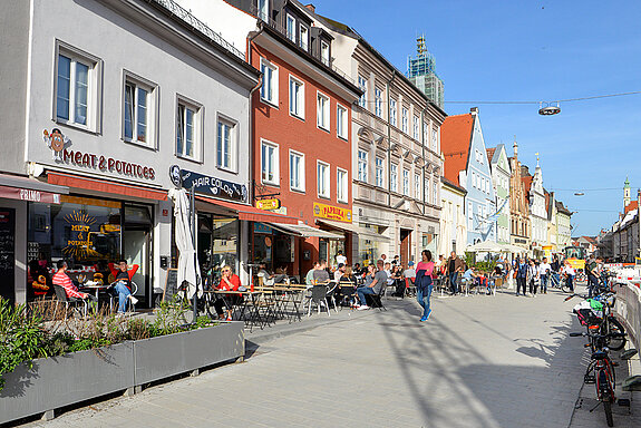 Für anliegende Geschäfte bietet die niveaugleiche Pflasterung mehr Spielraum für die Aufstellung von Tischen und Stühlen im Freien. (Foto: Stadt Freising)  