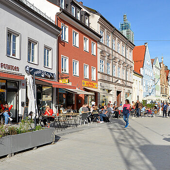 Für anliegende Geschäfte bietet die niveaugleiche Pflasterung mehr Spielraum für die Aufstellung von Tischen und Stühlen im Freien. (Foto: Stadt Freising)  