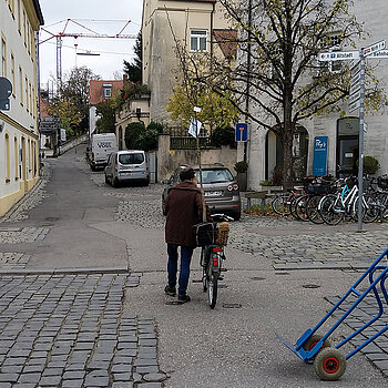 Im Fahrradkorb transportiert diese Kundin ihren Neuerwerb nach Hause. (Foto: Stadt Freising)
