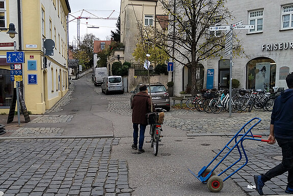 Im Fahrradkorb transportiert diese Kundin ihren Neuerwerb nach Hause. (Foto: Stadt Freising)